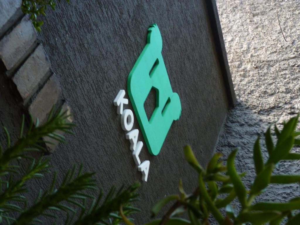 Logo o señal de este albergue