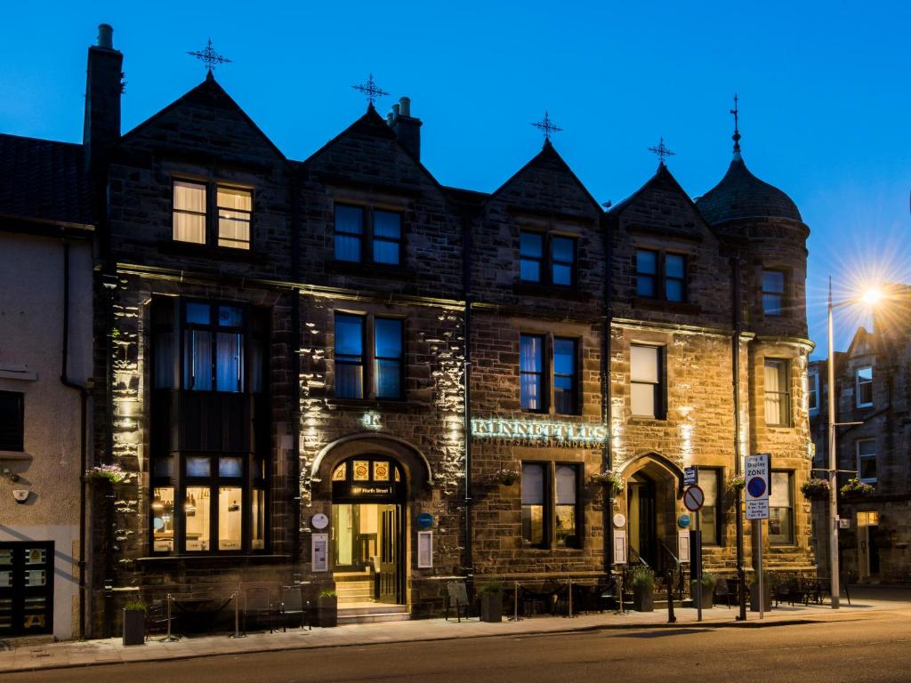 um velho edifício de tijolos na esquina de uma rua em Kinnettles Hotel & Spa em St Andrews