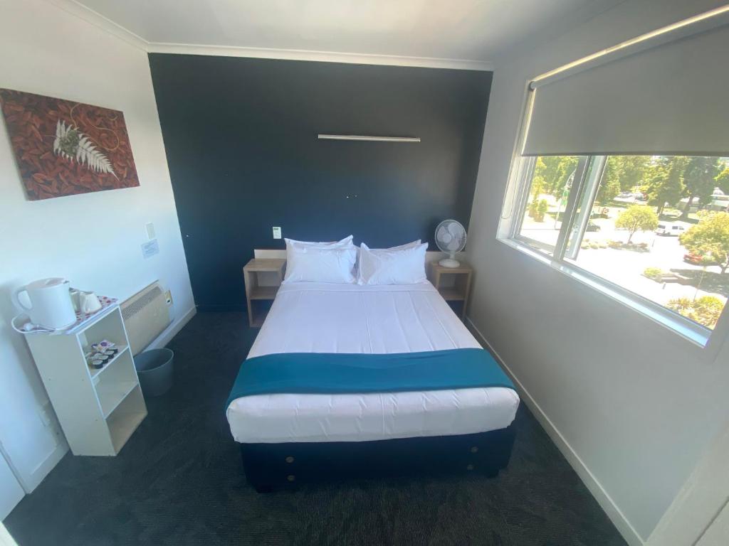 Based by the Lake - Resim 18