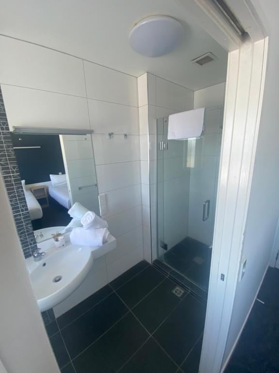 Based by the Lake - Resim 13