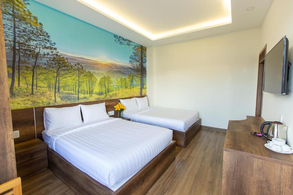 Postel nebo postele na pokoji v ubytování Lien's Hotel Đà Lạt