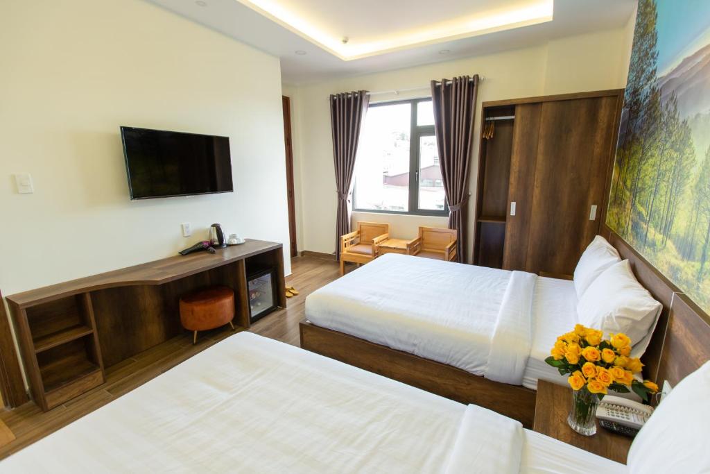 Postel nebo postele na pokoji v ubytování Lien's Hotel Đà Lạt