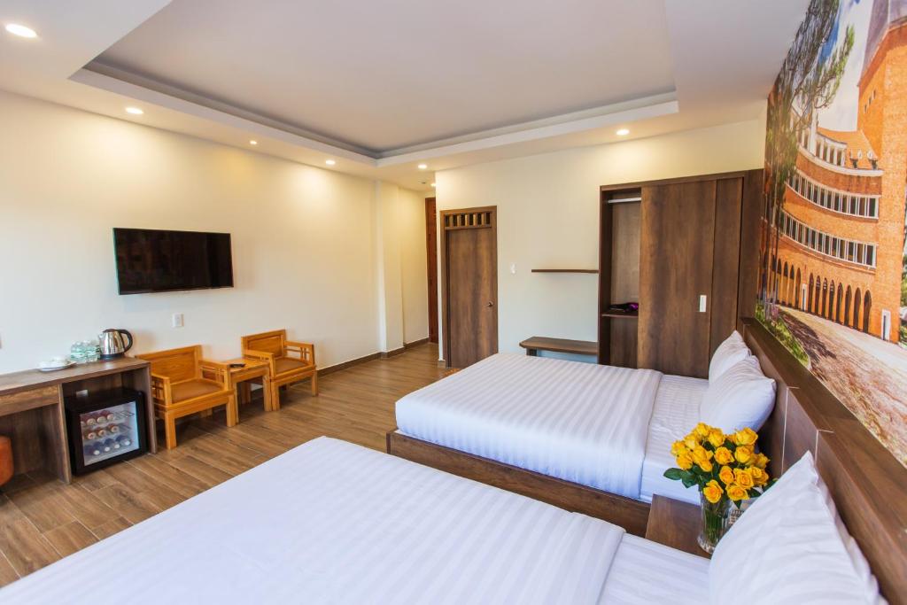 Postel nebo postele na pokoji v ubytování Lien's Hotel Đà Lạt