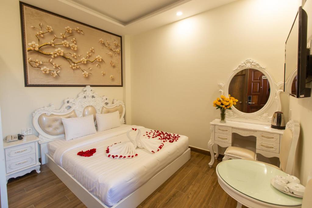 Postel nebo postele na pokoji v ubytování Lien's Hotel Đà Lạt