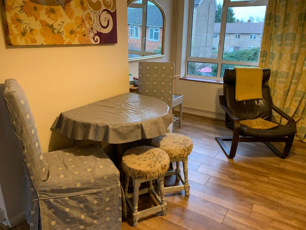 キングストン・アポン・テムズにあるThe Pottery Apartmentのテーブルと椅子、テーブルと椅子が備わる客室です。