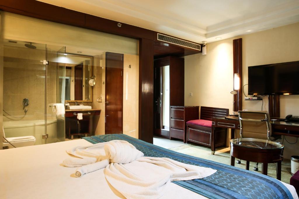 Postel nebo postele na pokoji v ubytování SkyCity Hotel Gurgaon