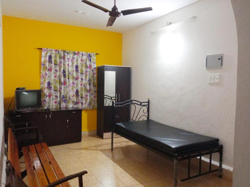TV a/nebo společenská místnost v ubytování Shalom Guest House