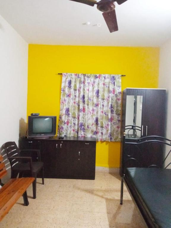 TV a/nebo společenská místnost v ubytování Shalom Guest House