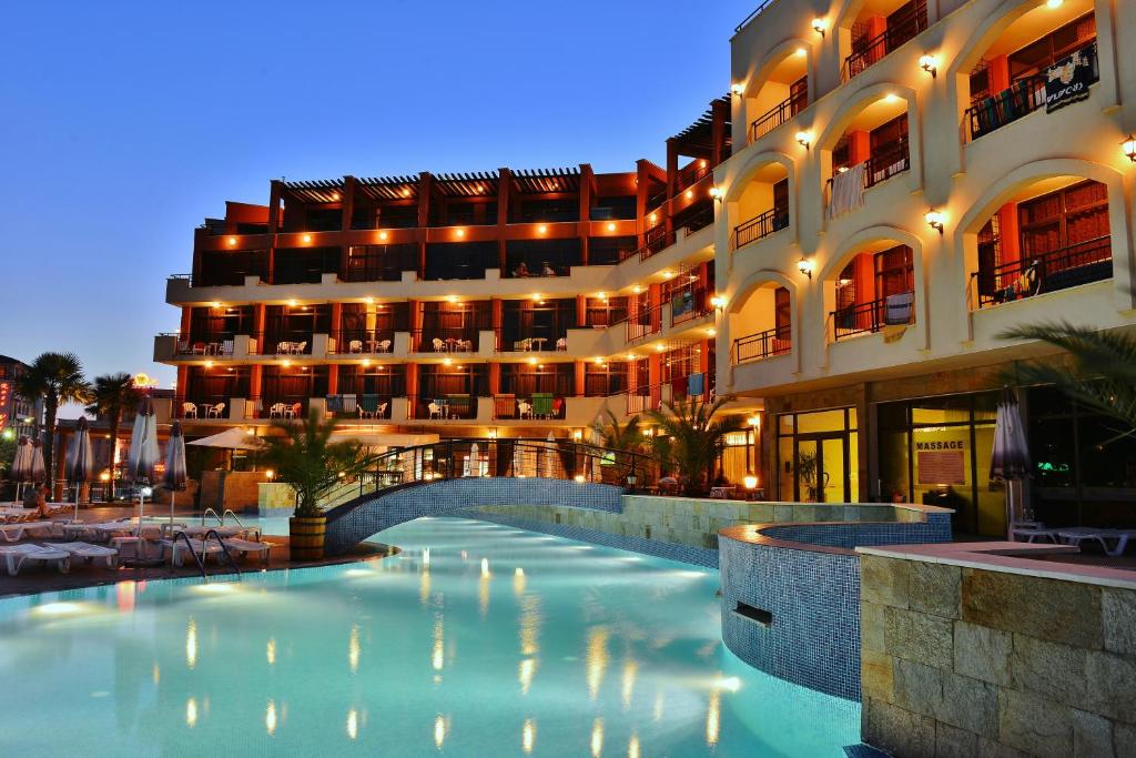 un hôtel avec une piscine en face d'un bâtiment dans l'établissement Hotel Nobel Ultra All Inclusive - FREE Beach Access, à Sunny Beach