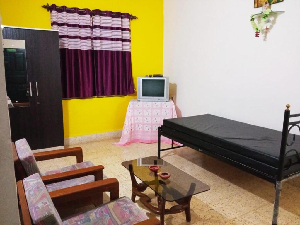 TV a/nebo společenská místnost v ubytování Shalom Guest House
