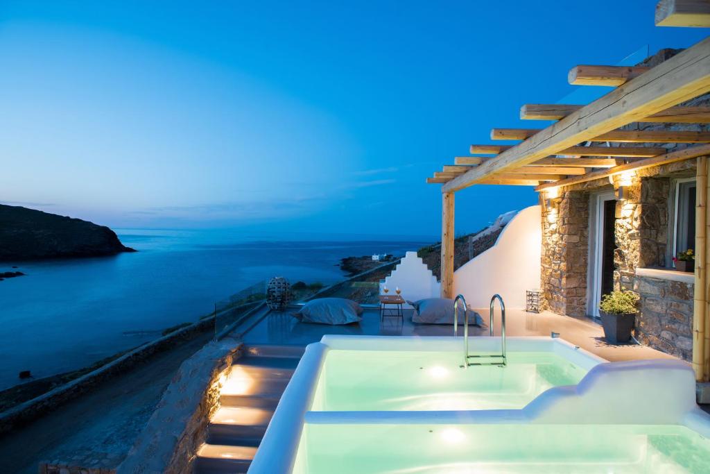 Bassenget på eller i nærheten av Merchia Bay Villas Mykonos