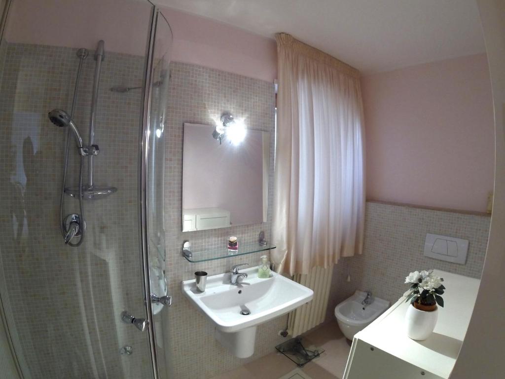 Koupelna v ubytování B&B Il Cielo Sui Sassi