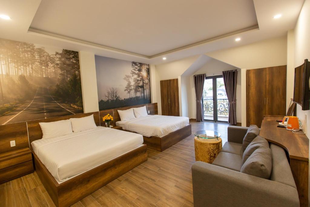 Postel nebo postele na pokoji v ubytování Lien's Hotel Đà Lạt