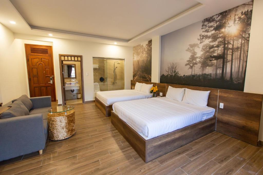 Postel nebo postele na pokoji v ubytování Lien's Hotel Đà Lạt