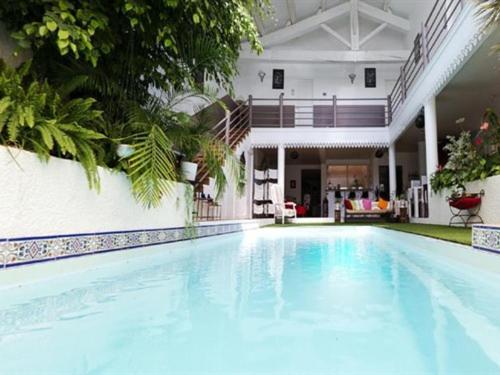 una gran piscina en una casa en Chambre d'Hôtes Villa Ambrosia, en Narbona