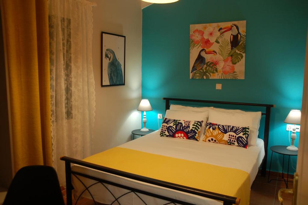 - une chambre dotée d'un lit avec un mur bleu dans l'établissement Domenica Apts II, à Laganas