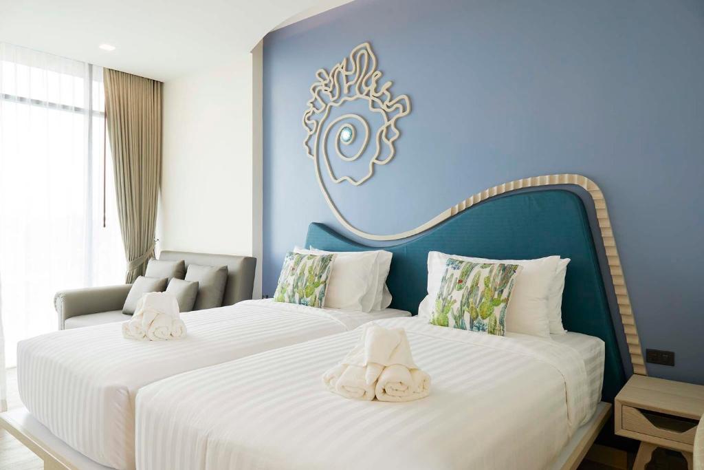 Postel nebo postele na pokoji v ubytování Elmas Cha Am Design Hotel