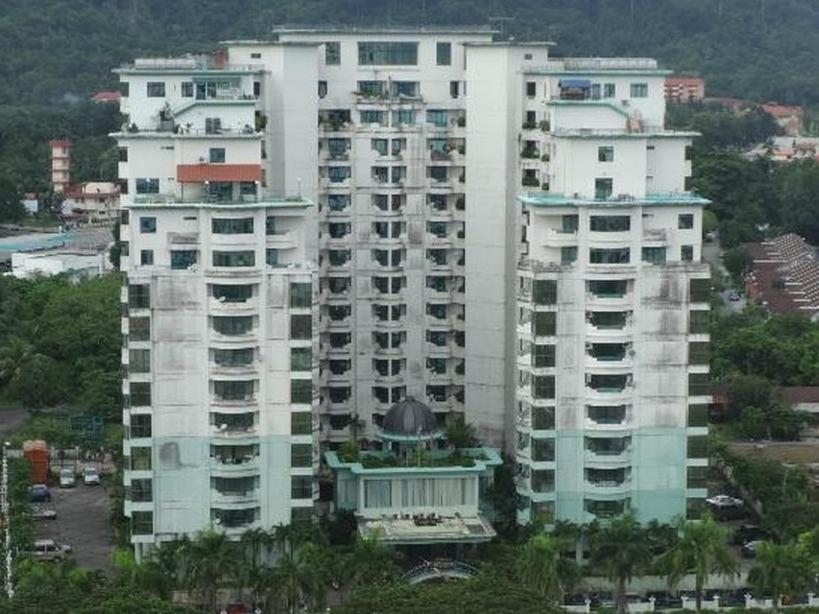 um grande edifício branco com varandas em cima em Kondo Istana Langkawi em Kuah