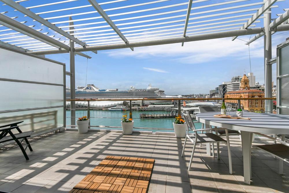 The swimming pool at or near Luxurious Waterfront Apartment on the East side of Princes Wharf