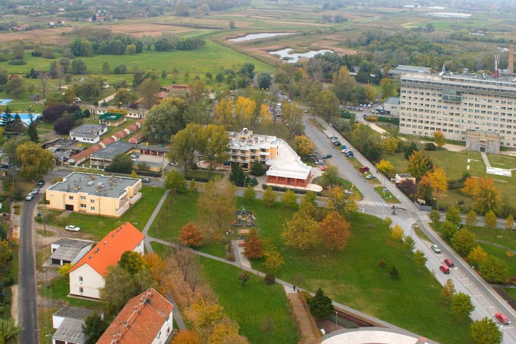 Pohľad z vtáčej perspektívy na ubytovanie Csipke Hotel