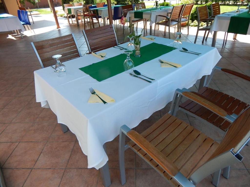 Reštaurácia alebo iné gastronomické zariadenie v ubytovaní Csipke Hotel