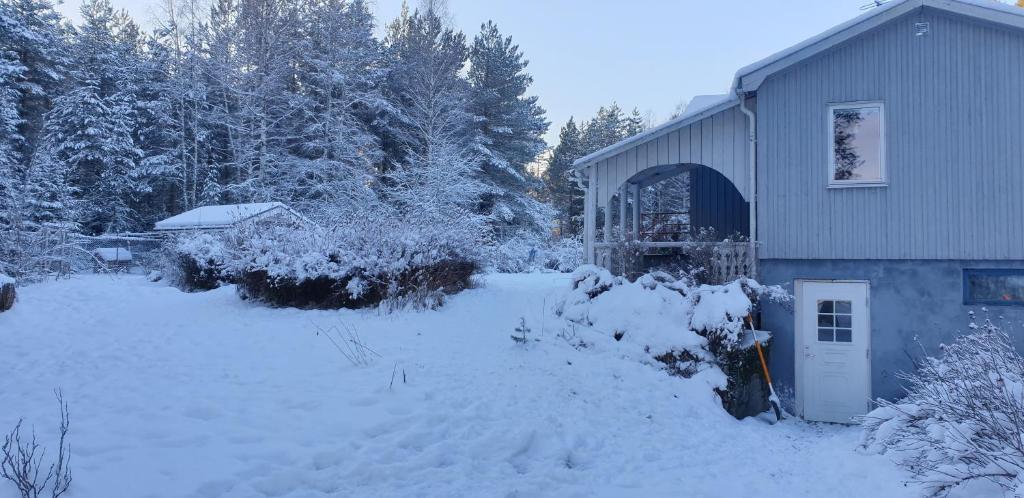 Semesterhus i Hälsingland nära Hassela skidbacke och strand v zimě