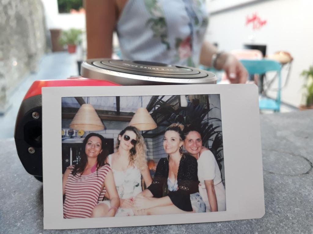Una foto di quattro donne sedute sopra una telecamera di 5 Terre Backpackers City a La Spezia
