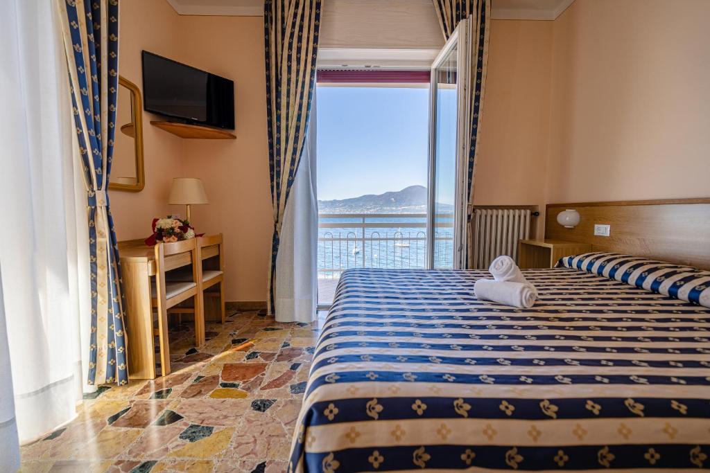Postel nebo postele na pokoji v ubytování Hotel Benacus Torri del Benaco