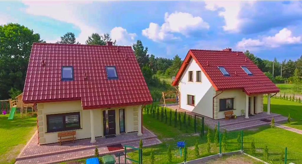 un modèle de maison avec un toit rouge dans l'établissement Luksusowe domy na Mazurach nad jeziorem 1, à Kruklanki