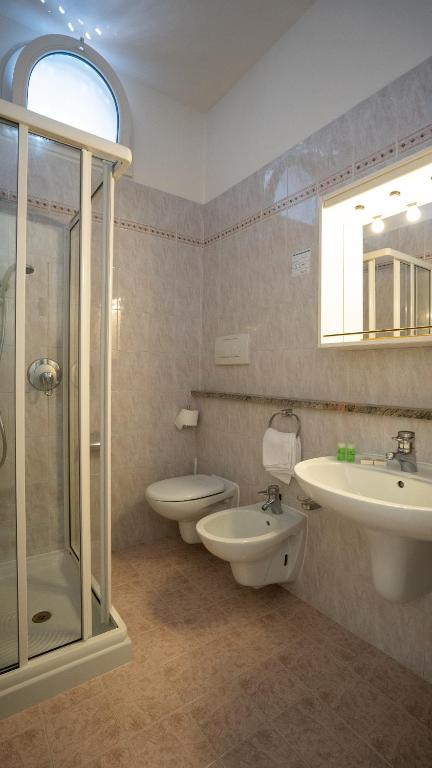Koupelna v ubytování Hotel Benacus Torri del Benaco