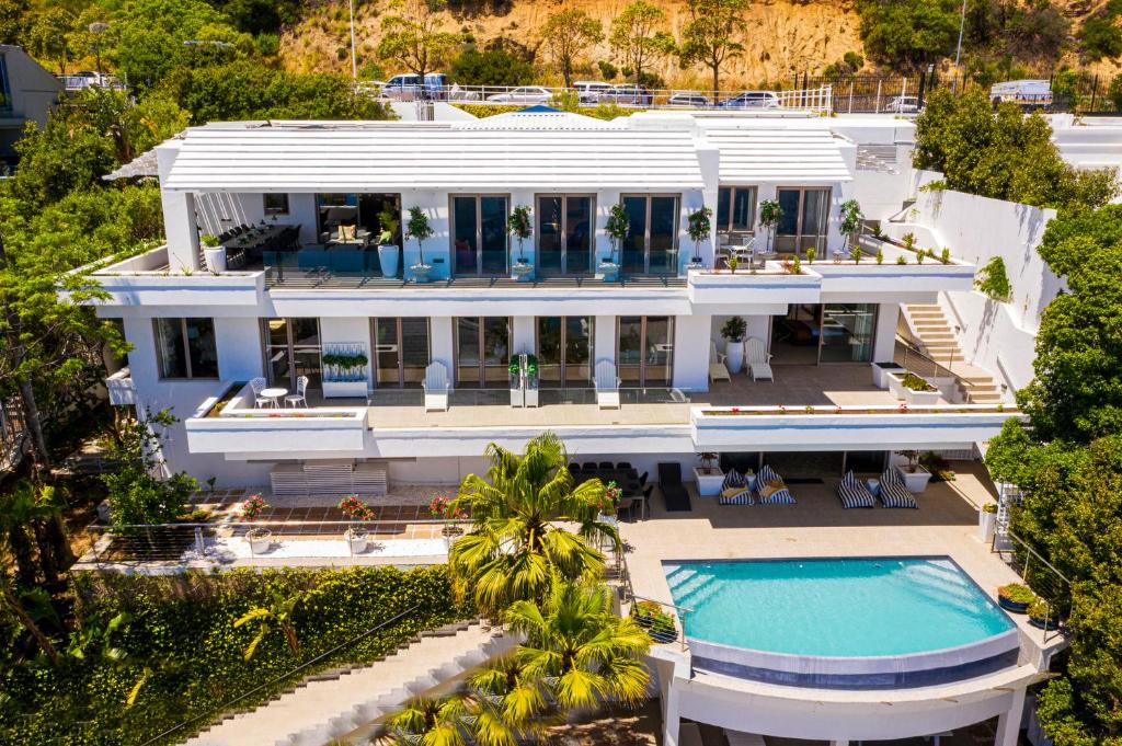 una vista aérea de una casa con piscina en Clifton YOLO Spaces - Clifton Mansion Villa, en Ciudad del Cabo