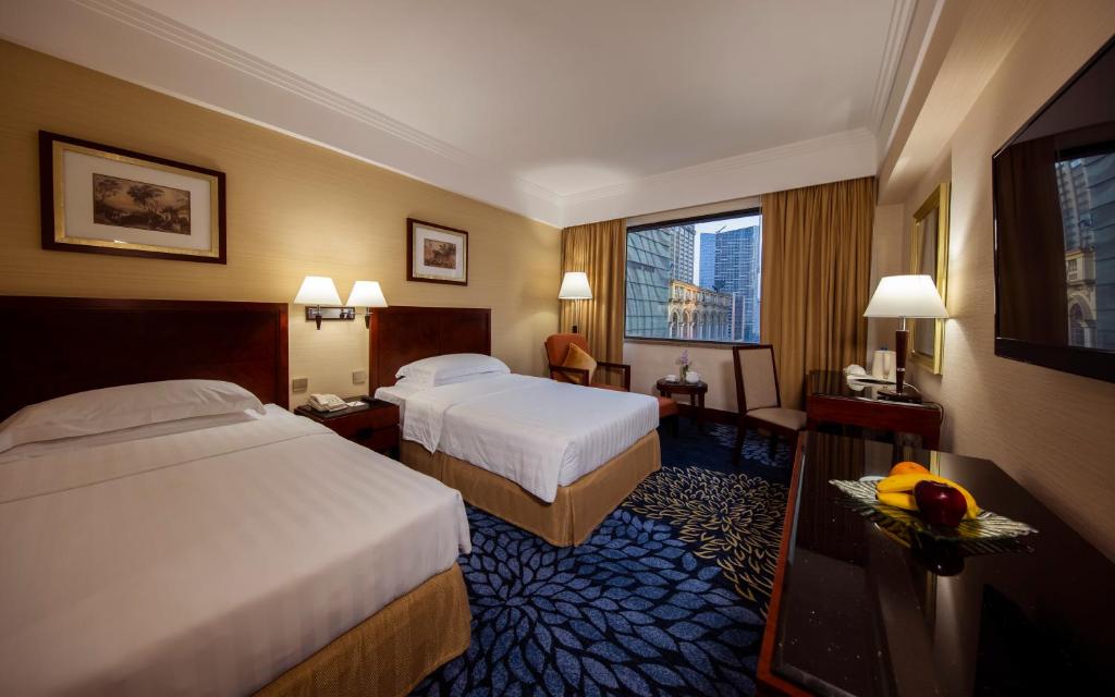 Habitación de hotel con 2 camas y ventana en Hotel Presidente Macau, en Macau