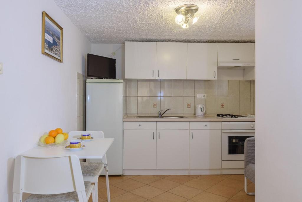 Kuchyň nebo kuchyňský kout v ubytování Apartments Meri