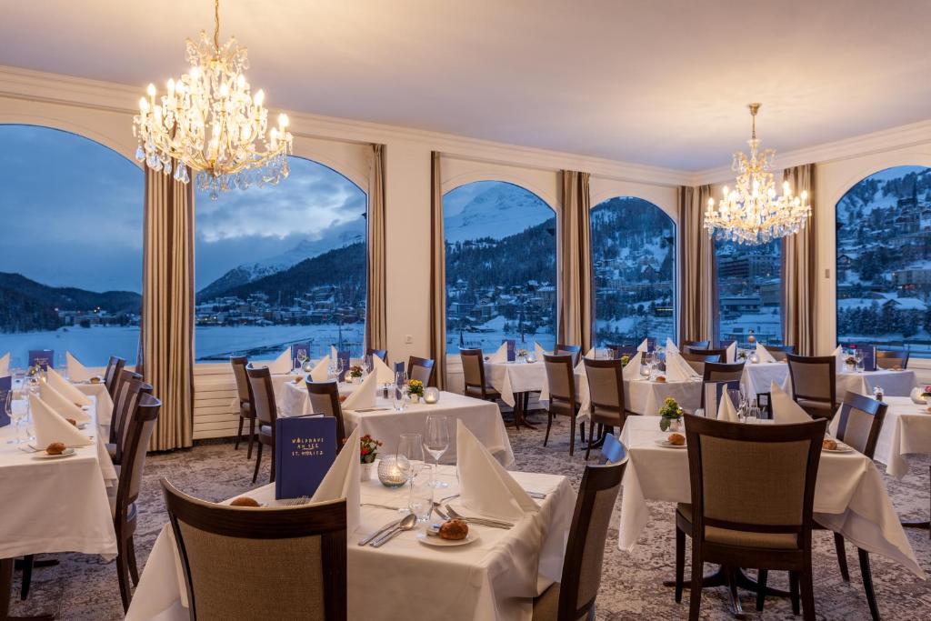 Nespecifikovaný výhled na hory nebo výhled na hory při pohledu z hotelu