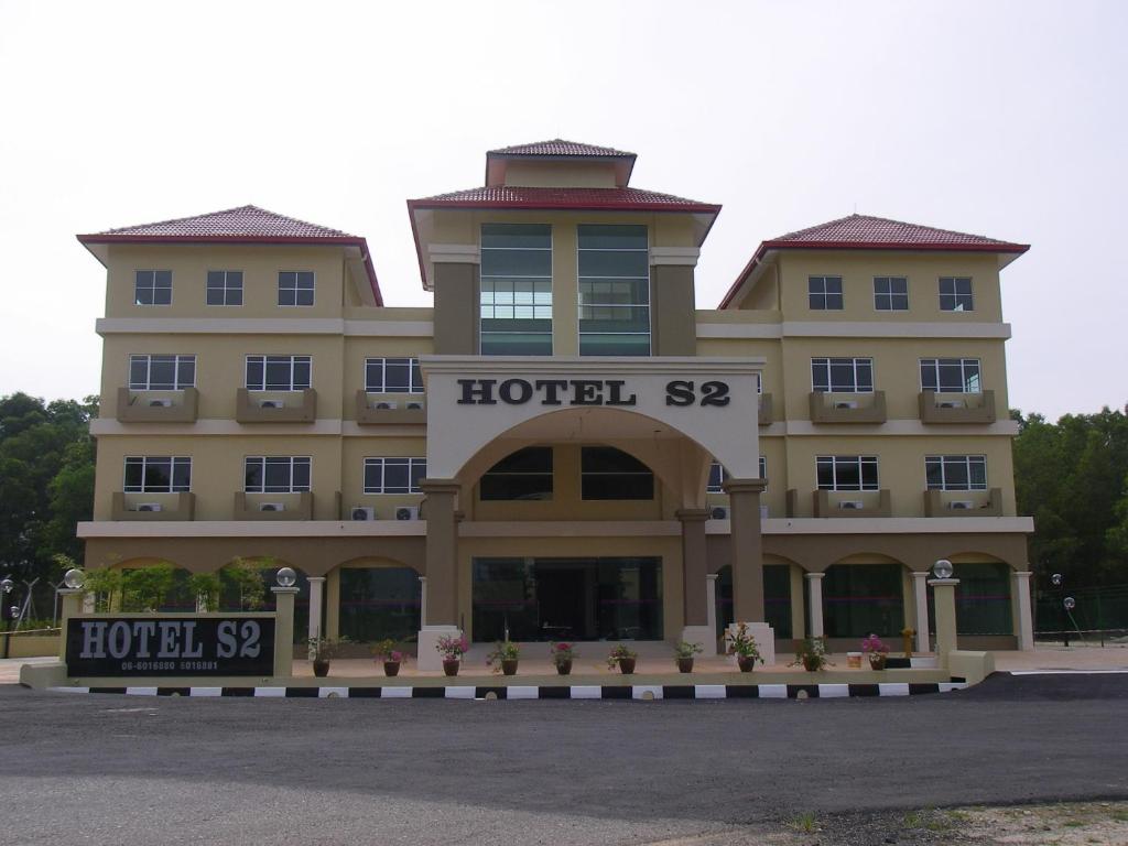 a large building with a hotel sig in front of it at S2 Hotel in Seremban