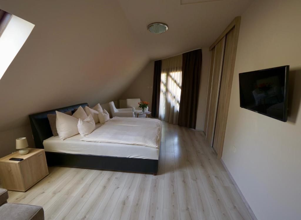 Televízia a/alebo spoločenská miestnosť v ubytovaní Rubin Apartman Zalakaros