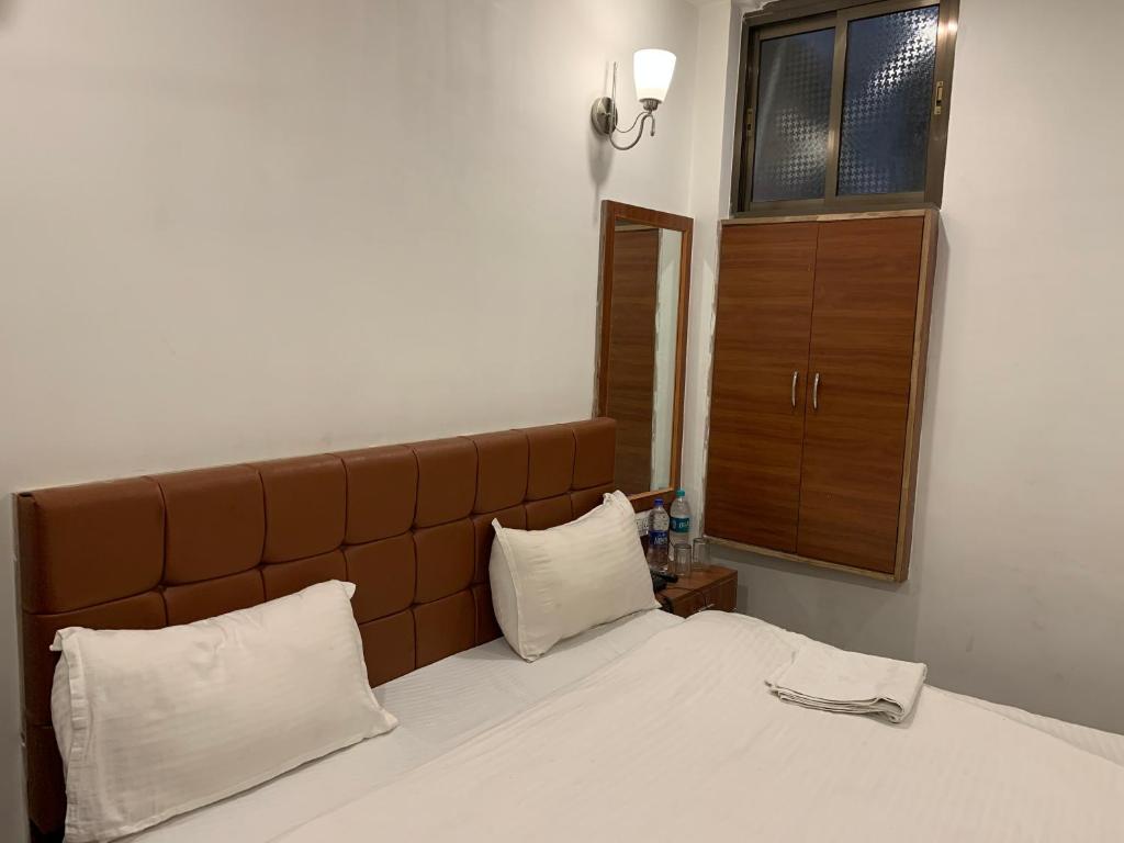 Postel nebo postele na pokoji v ubytování Hotel Ashoka Ganages