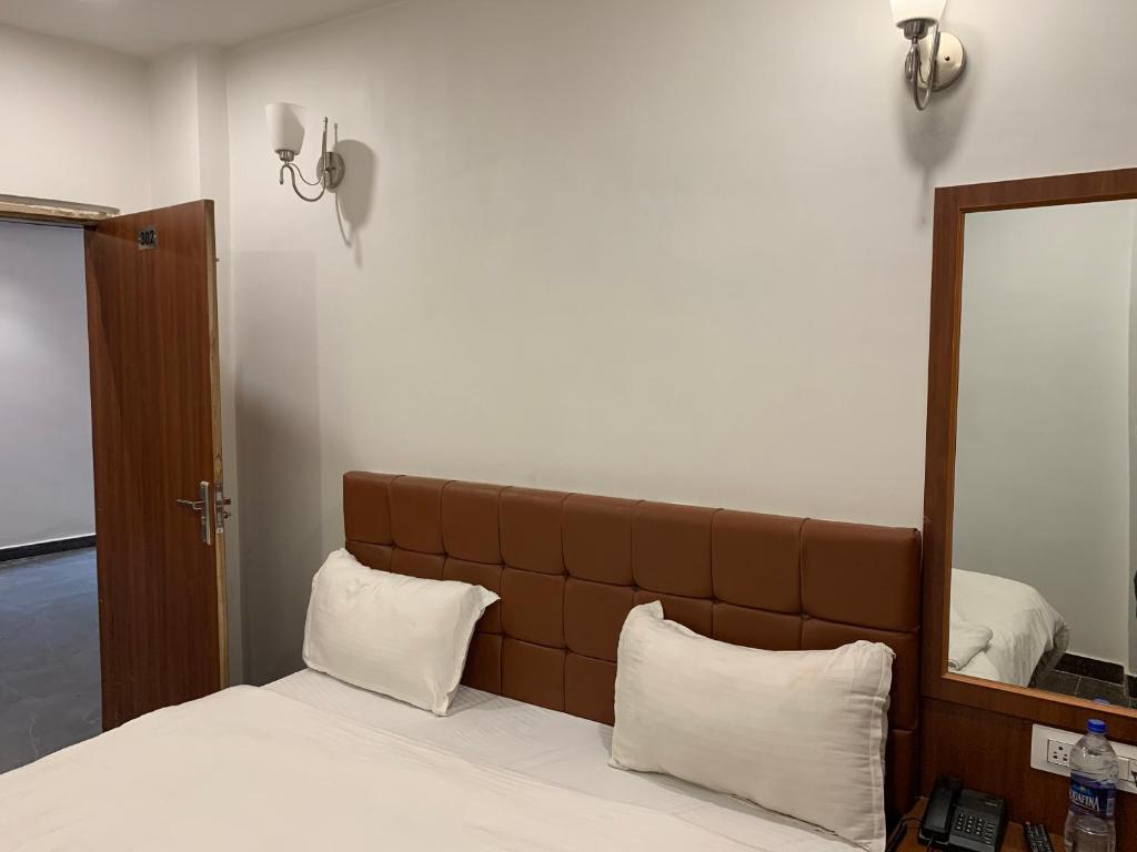Postel nebo postele na pokoji v ubytování Hotel Ashoka Ganages