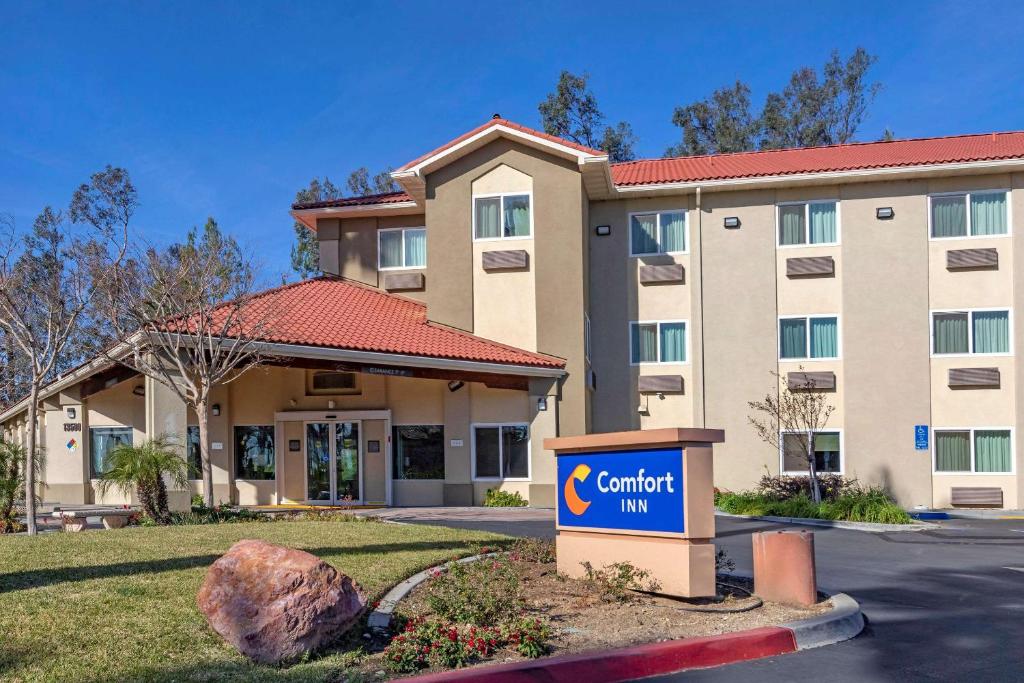 a hotel with a sign in front of a building at Comfort Inn Fontana in Fontana