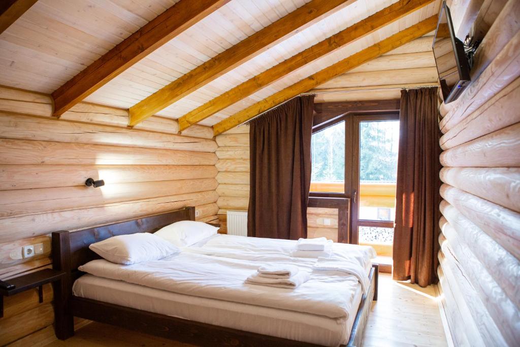 En eller flere senge i et værelse på Шале Вілія