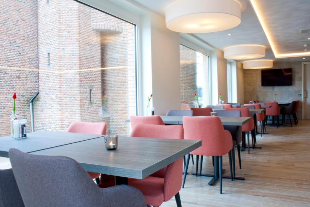 TV a/nebo společenská místnost v ubytování Bastion Hotel Arnhem