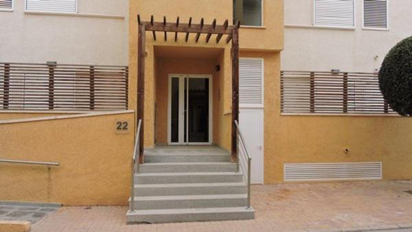 um edifício com uma escada que leva a uma porta em HL 006 Luxury 2 bedroom apartment on HDA Golf Resort, Murcia em Fuente Alamo