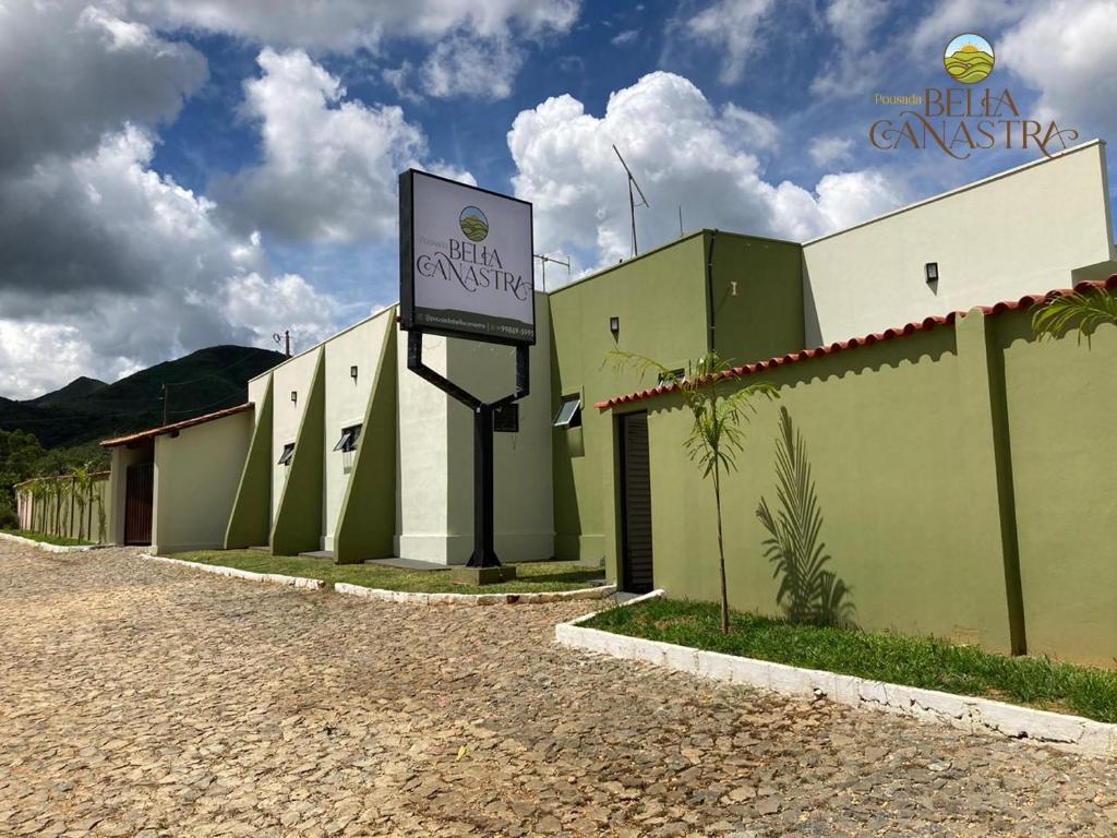 a building with a sign on the side of it at POUSADA BELLA CANASTRA in Piumhi