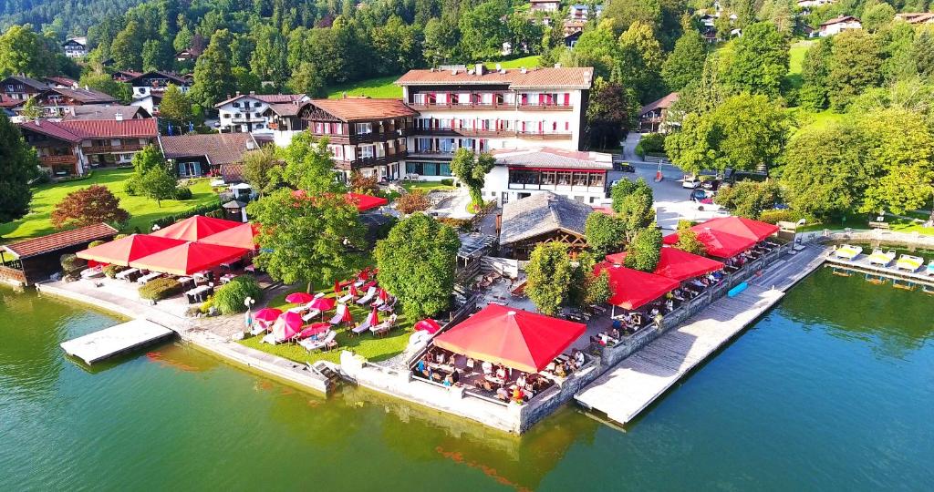 eine Luftansicht eines Resorts auf dem Wasser in der Unterkunft Seehotel Schlierseer Hof in Schliersee