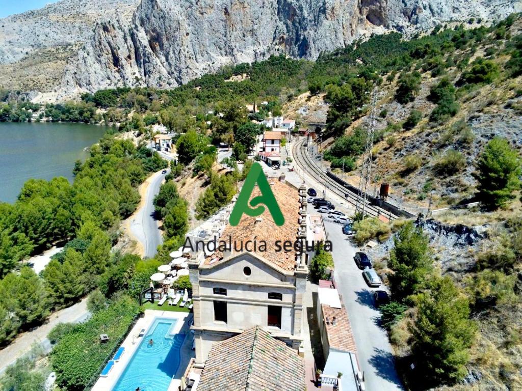 um resort com uma piscina e uma montanha em Complejo Turístico La Garganta em El Chorro