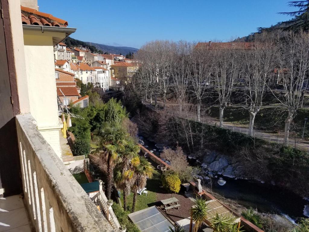 uitzicht op een rivier vanuit een gebouw bij Appartement cure ou vacances avec WIFI et parking et à 100m des thermes in Amélie-les-Bains-Palalda