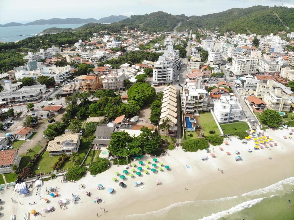una vista aérea de una playa con sombrillas en Ed Baia Azul com vista para todo o mar, en Bombinhas