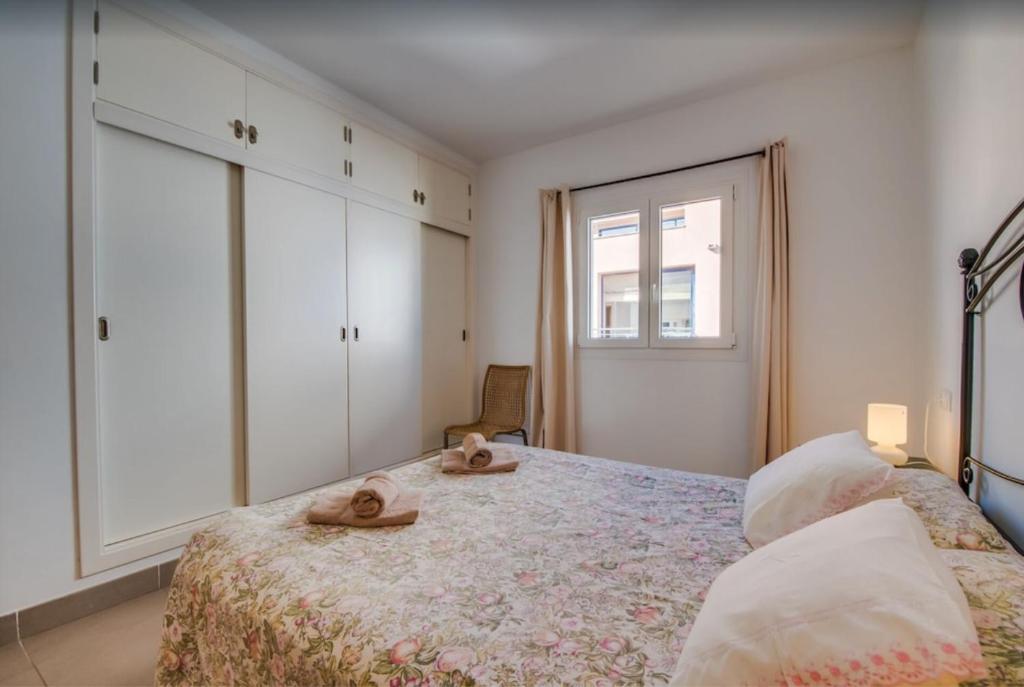 Postel nebo postele na pokoji v ubytování Es Port penthouse