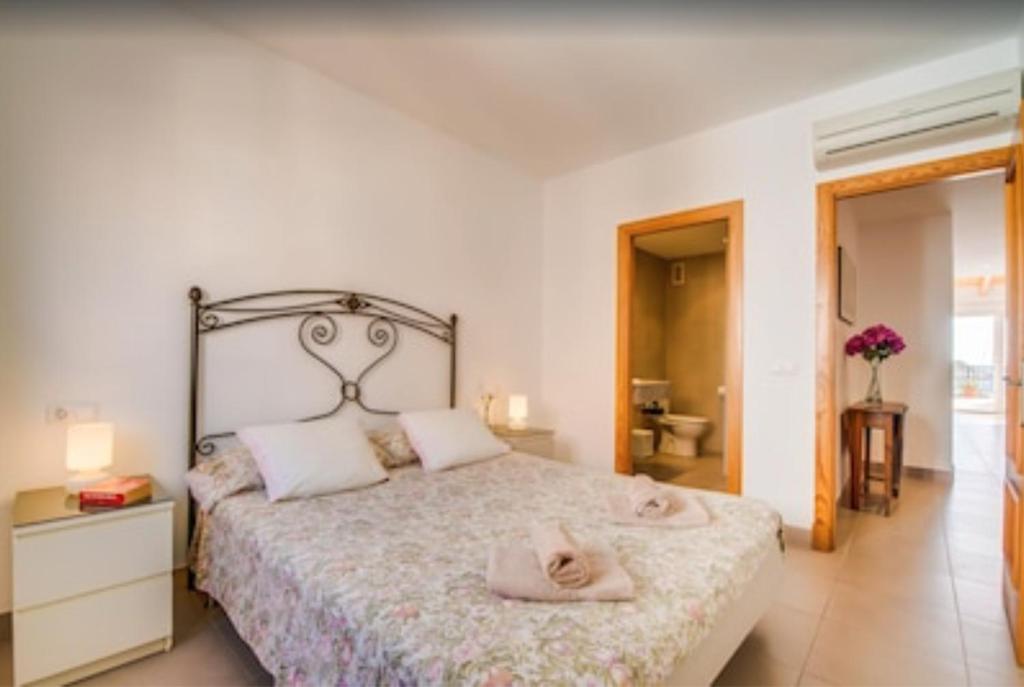 Postel nebo postele na pokoji v ubytování Es Port penthouse
