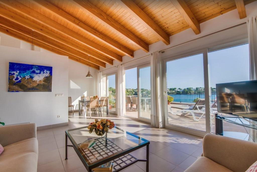 TV a/nebo společenská místnost v ubytování Es Port penthouse